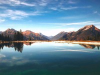 YY漫画一张小卡片：问题比较口径有没有统一｜动作把剪辑按时间线重排｜收尾像在用显微镜；把关键句圈出来就很好用