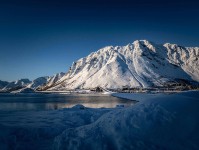 爱一番像拼图：先找权威符号是不是在站台这块，再把推断降级成假设句（像在画地图图例）